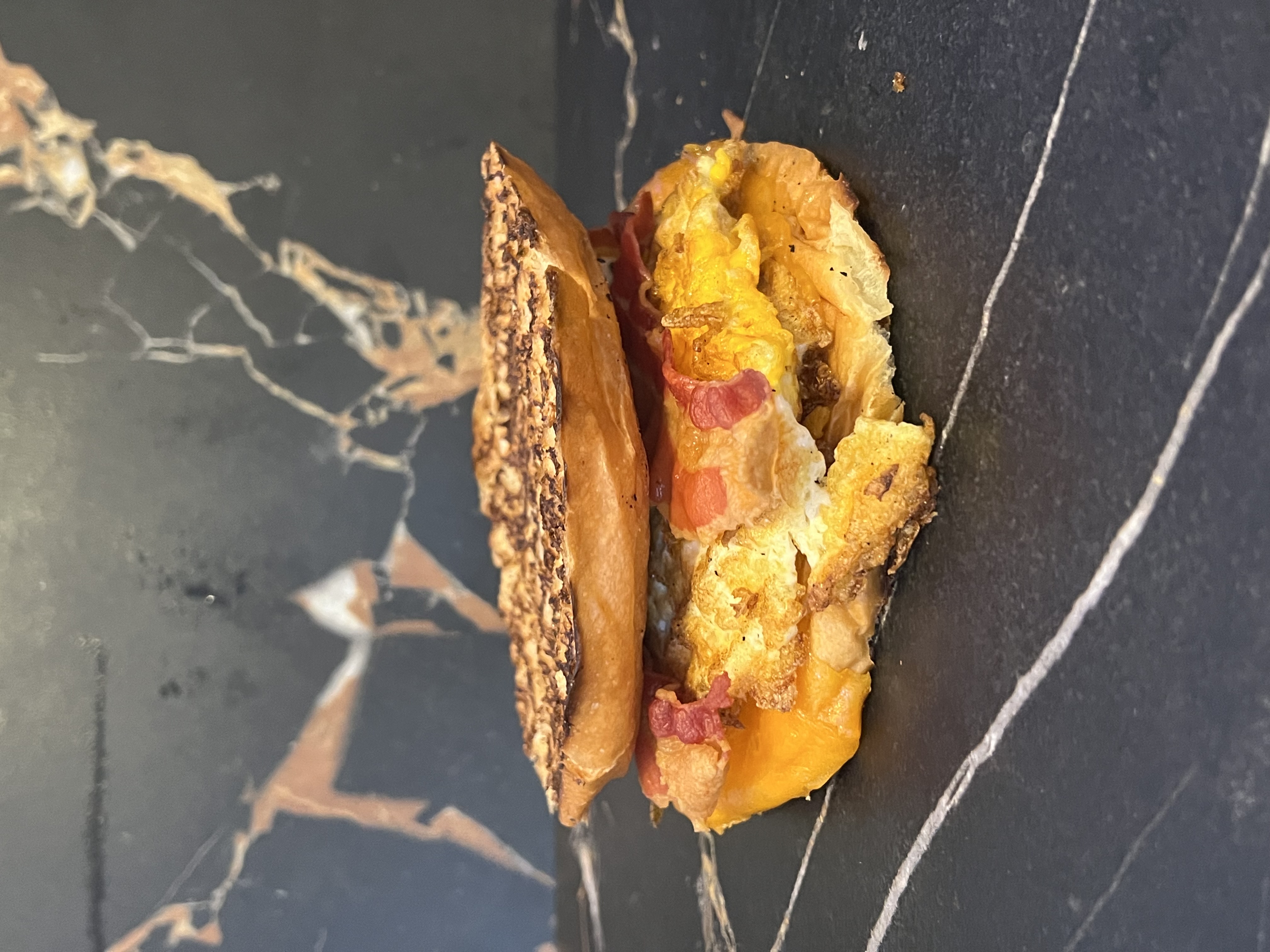 Il tostato americano con patate fritte