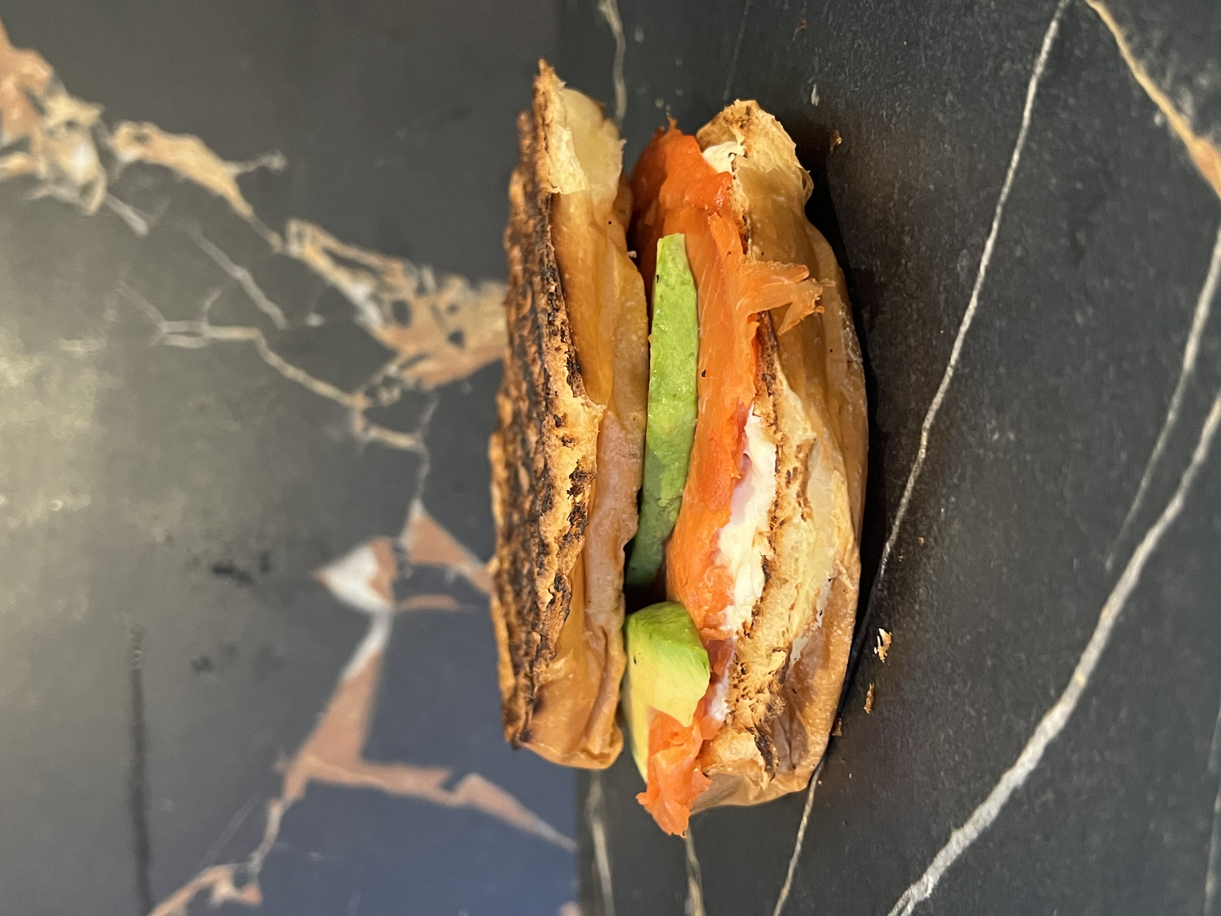 Il tostato di mare con patate fritte